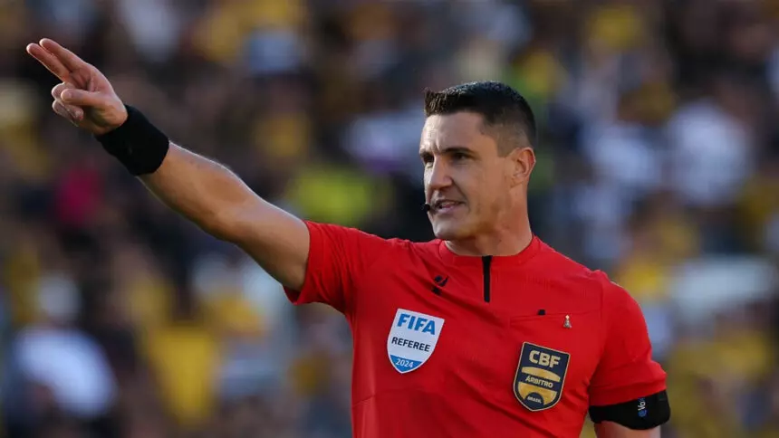 O árbitro Rafael Klein se tornou alvo de críticas por parte da torcida do Internacional, em um clássico Grenal 