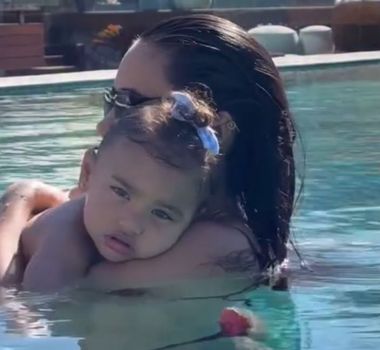 Imagem - Na piscina, Bruna Biancardi e Mavie encantam seguidores na web com cena de carinho