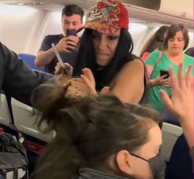 Imagem - Passageira dos EUA agride brasileira durante voo e caso viraliza nas redes sociais; assista