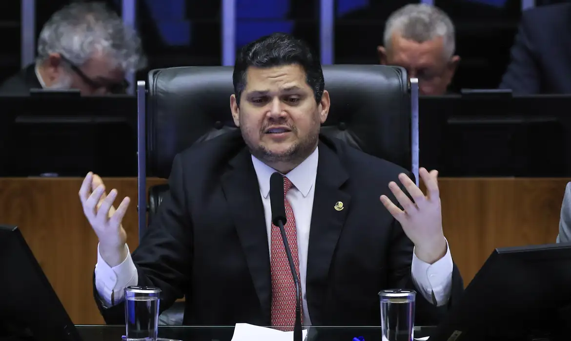 Alcolumbre lê requerimento que cria CPMI sobre fraudes no INSS - 