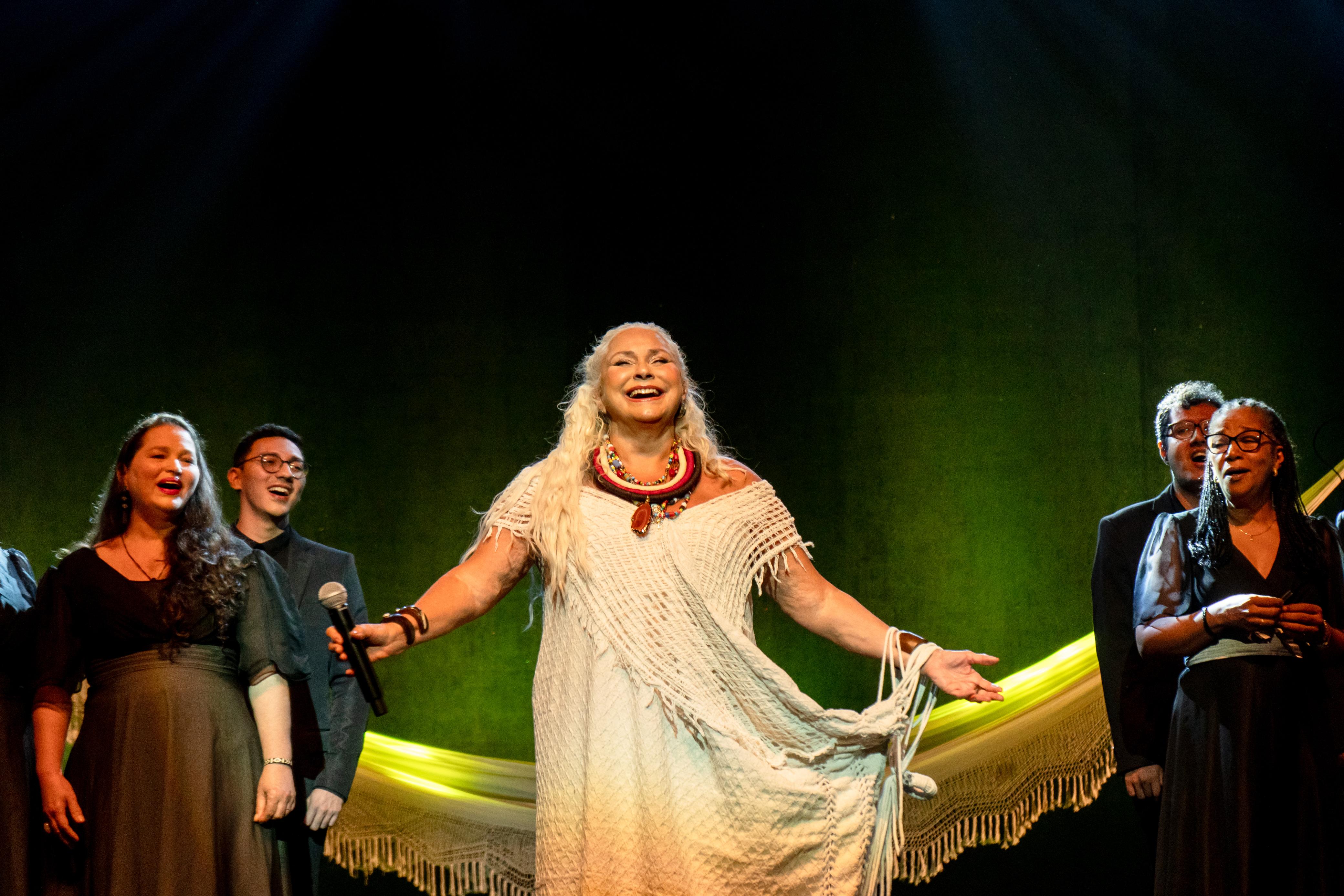 (Cantora e atriz paraense, Fafá de Belém)