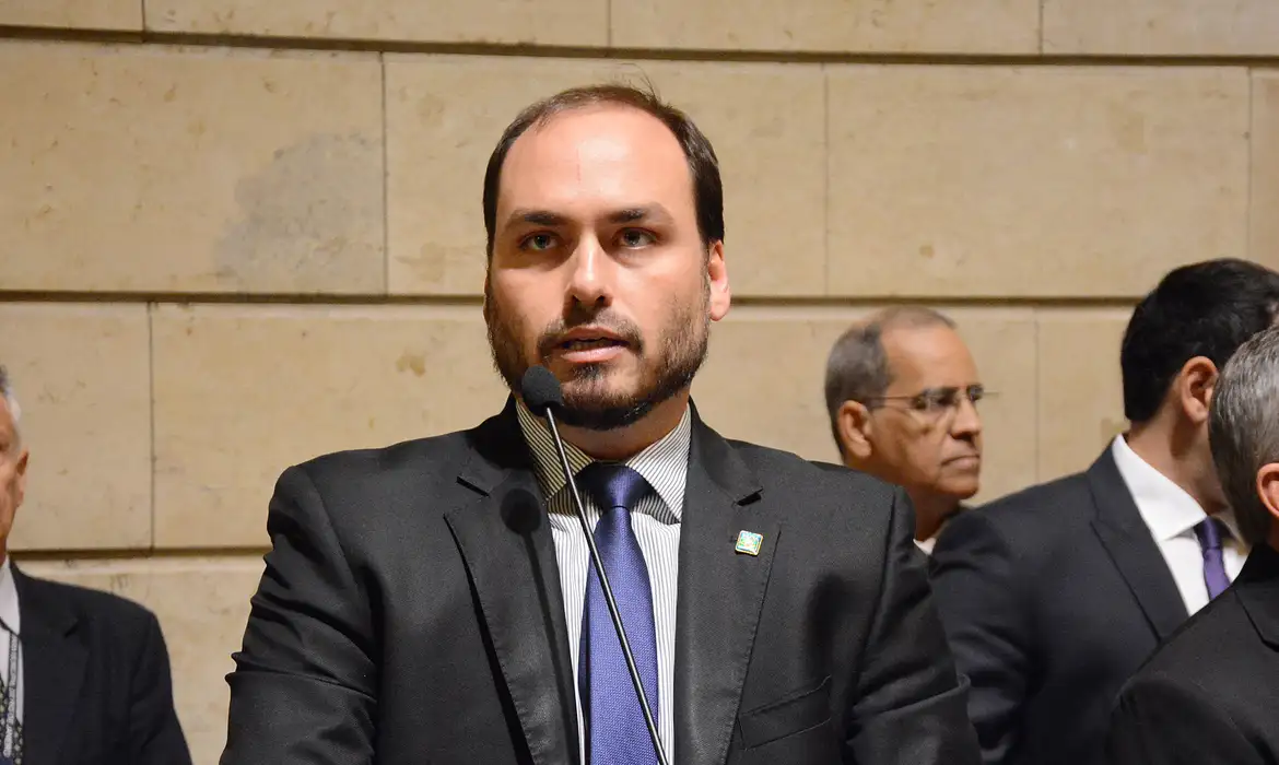 (Carlos Bolsonaro, filho do ex-presidente Jair Bolsonaro) 