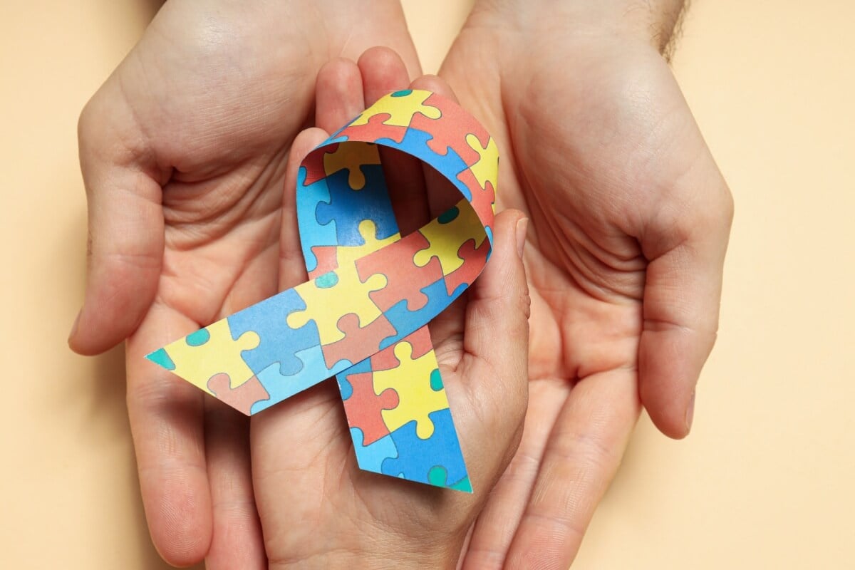 As causas do Transtorno do Espectro Autista podem ser genéticas, ambientais e/ou fisiológicas (Imagem: AtlasStudio | Shutterstock)