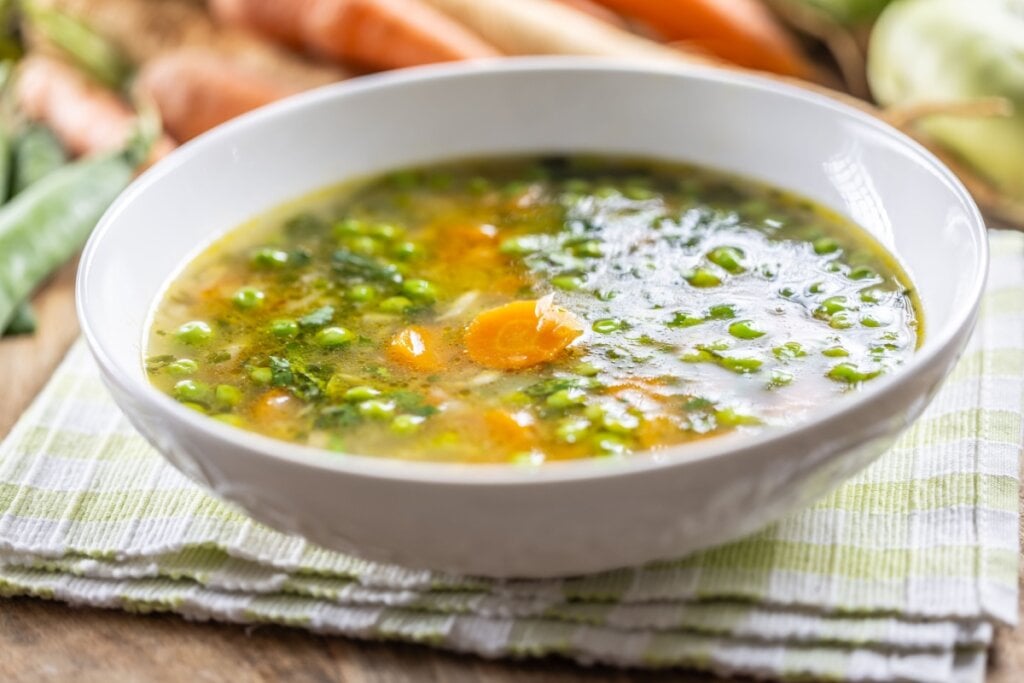 Caldo de ervilha e cenoura (Imagem: Marian Weyo | Shutterstock)