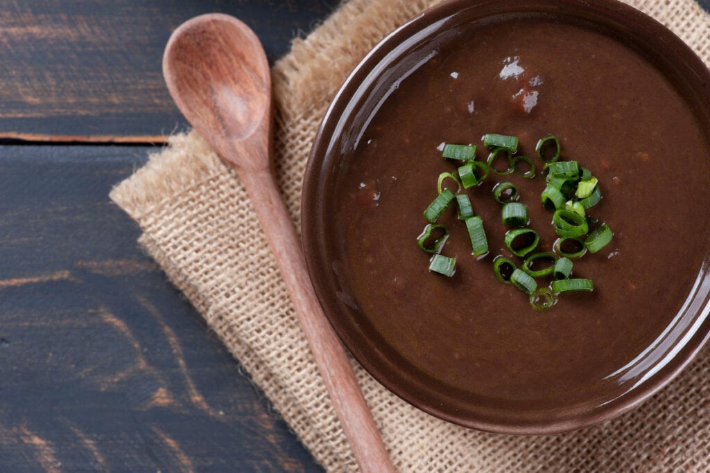 Caldo de feijão-preto (Imagem: flanovais | Shutterstock)