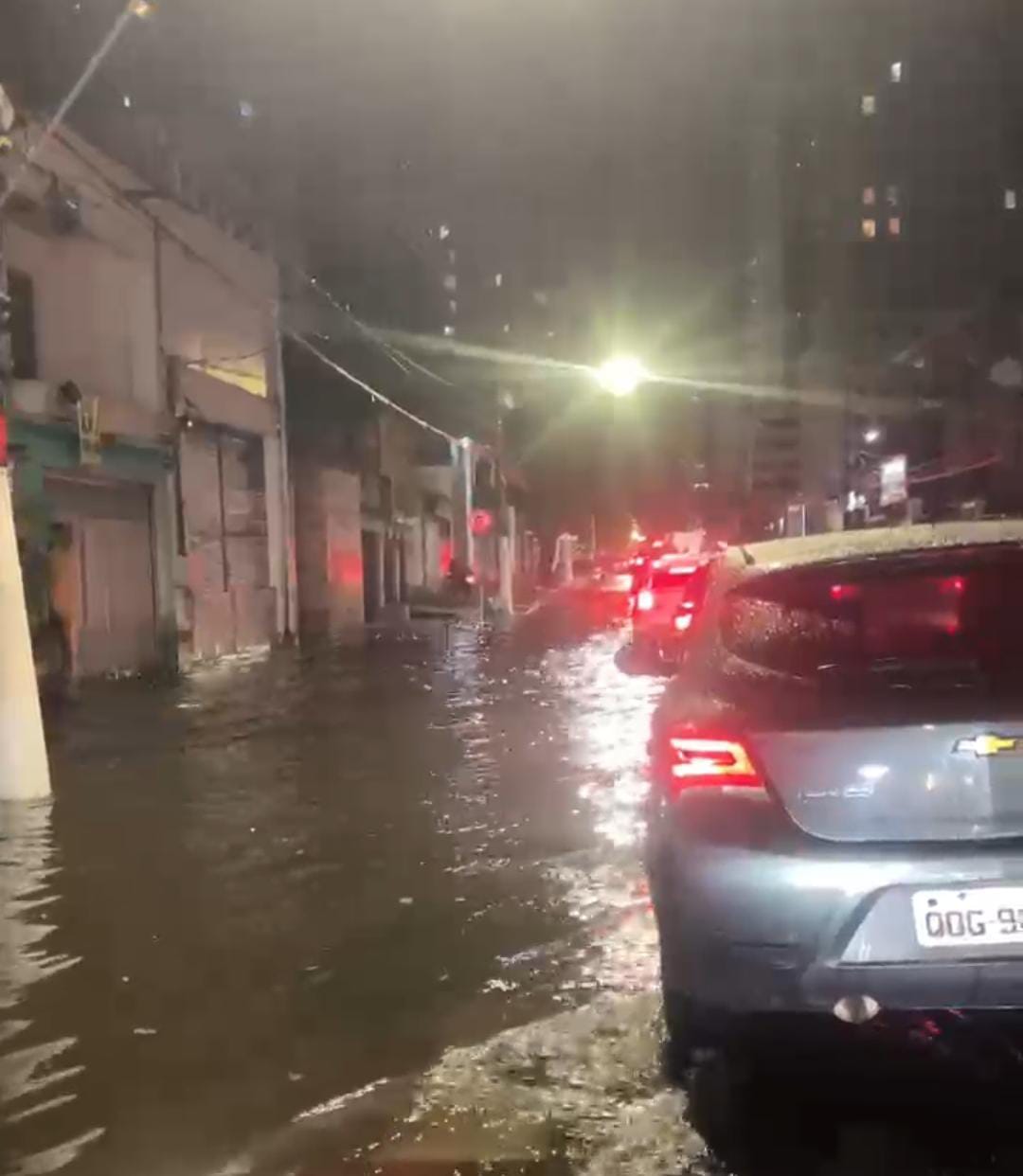 Quem precisou trafegar pela Rua dos Pariquis e Mundurucus também enfrentou dificuldades.