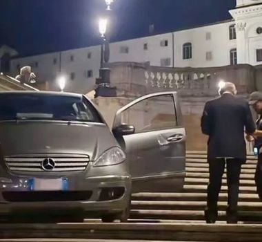 Imagem - Idoso italiano é multado por tentar descer de carro escadaria de Roma