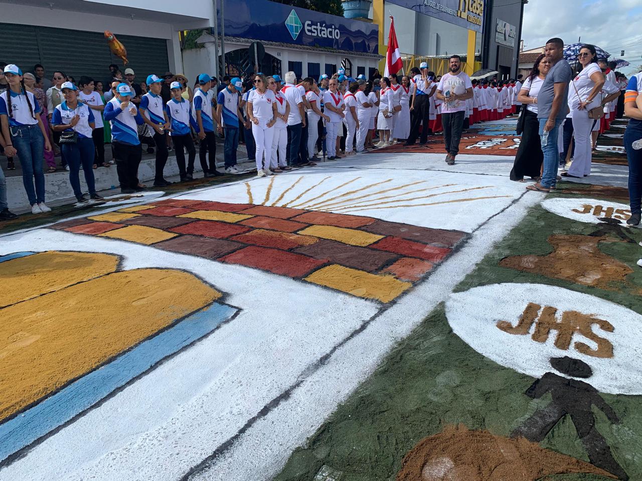 A celebração é marcada pela confecção de mais de 1,3 km de tapetes coloridos, produzidos manualmente com areia e serragem. 