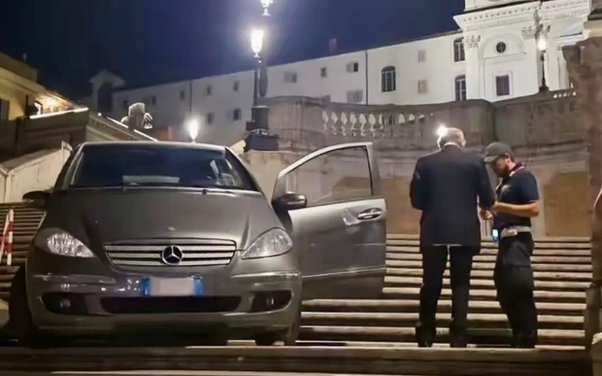Imagem - Idoso italiano é multado por tentar descer de carro escadaria de Roma