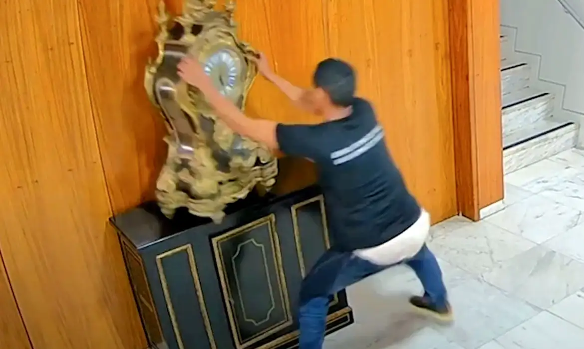 Imagem - Justiça solta homem que quebrou relógio histórico em atos golpistas