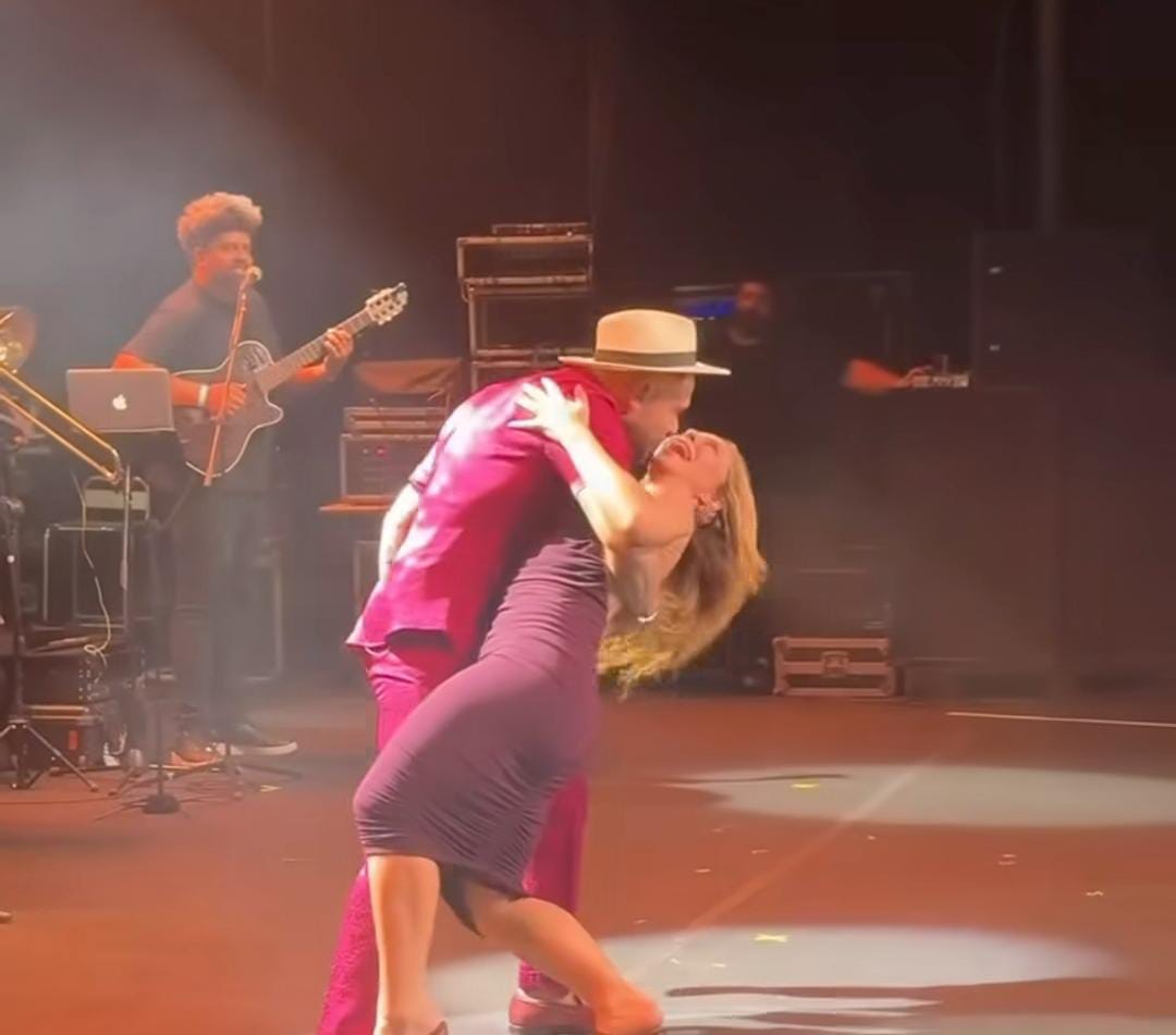 Imagem - De folga das gravações da novela, Paolla Oliveira curte show de Diogo Nogueira