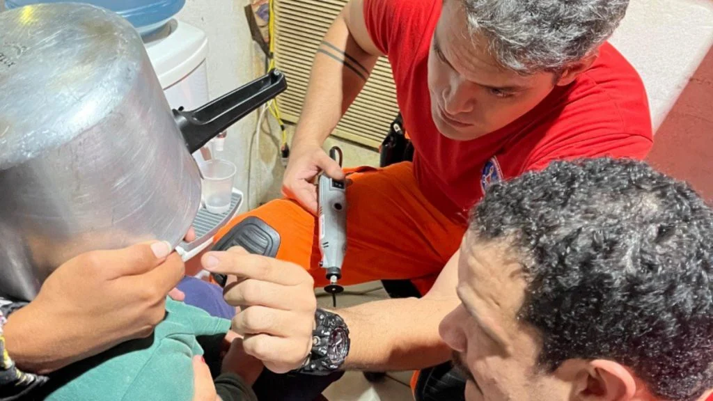 Criança de 2 anos é socorrida com panela de pressão presa na cabeça em MG
