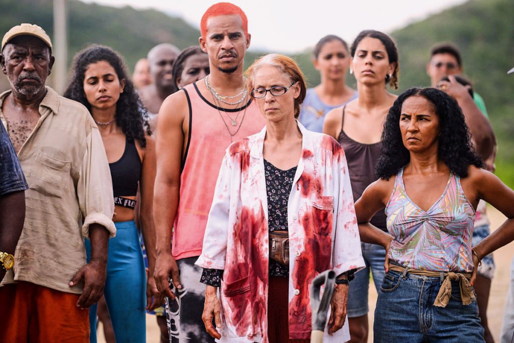 No filme &#8220;Bacurau&#8221;, os moradores do vilarejo precisam encontrar uma forma de defender sua sobrevivência (Imagem: Reprodução digital | Globoplay)