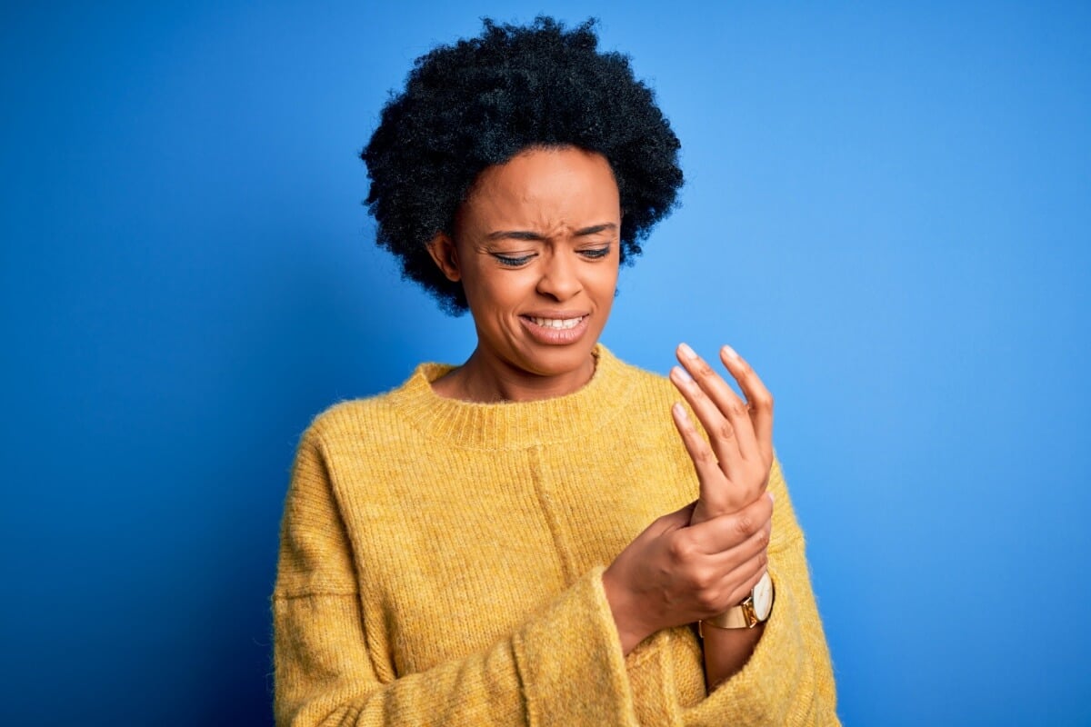 Os dias frios costumam agravar as dores nas articulações (Imagem: Krakenimages.com | Shutterstock)