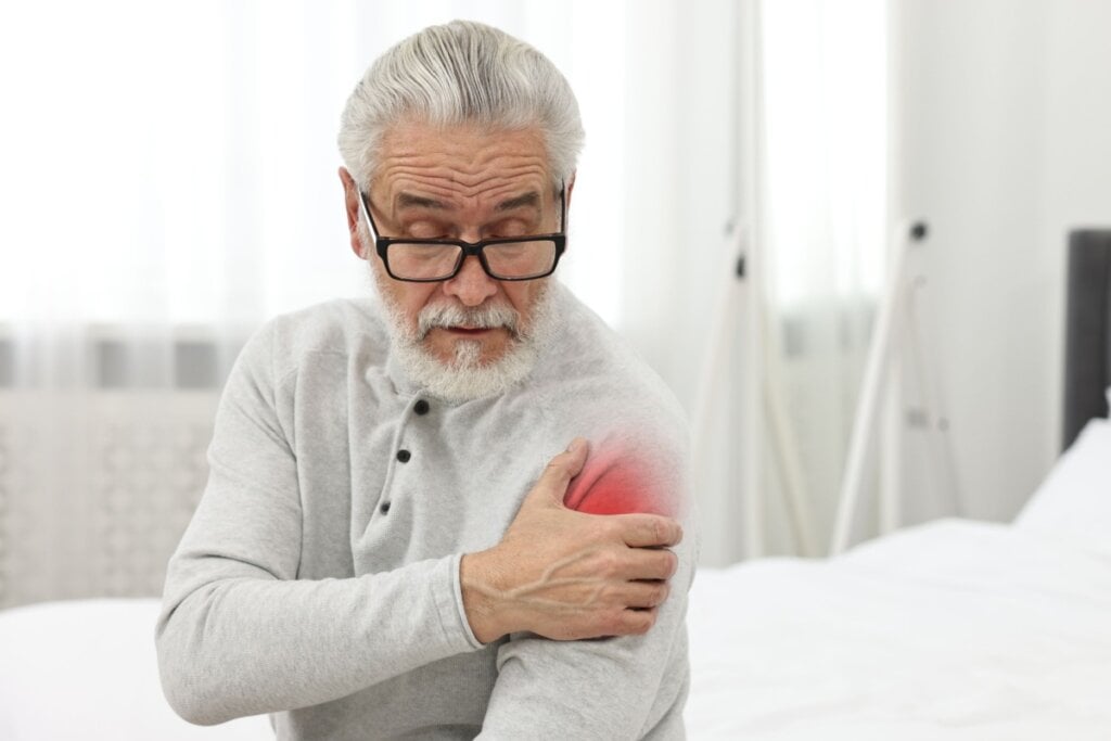 Os idosos têm o sistema musculoesquelético mais suscetível a inflamações e dores articulares (Imagem: New Africa | Shutterstock) 