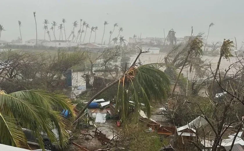 Furacão Erick avança e ameaça costa sul do México com ventos destrutivos.