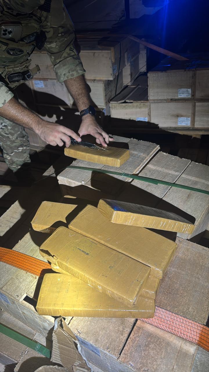 (Mais de 500 kg de substância entorpecente do tipo skunk e cerca de 10 kg de pasta base de cocaína foram apreendidas.)