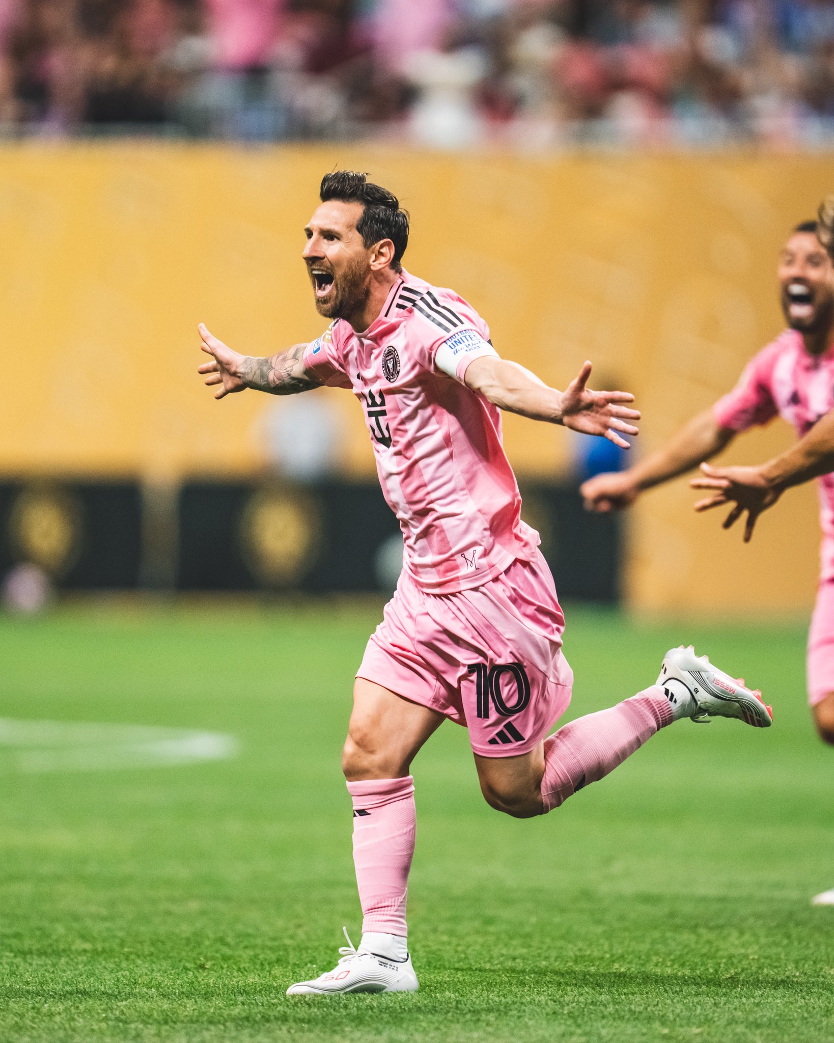 Messi marcou um belo gol de falta na partida