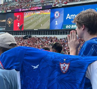 Imagem - Camisa de clube paraense aparece no meio da torcida do Chelsea em derrota para o Flamengo
