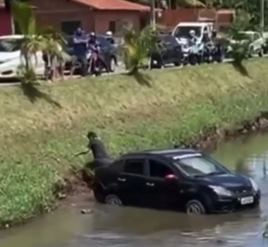 Imagem - Veículo vai parar dentro de canal em Ananindeua e chama atenção de moradores; assista