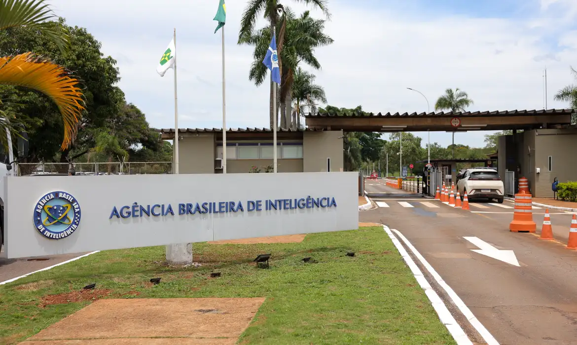 ("Abin paralela" teria espionado quase 1,8 mil celulares no governo Bolsonaro.)