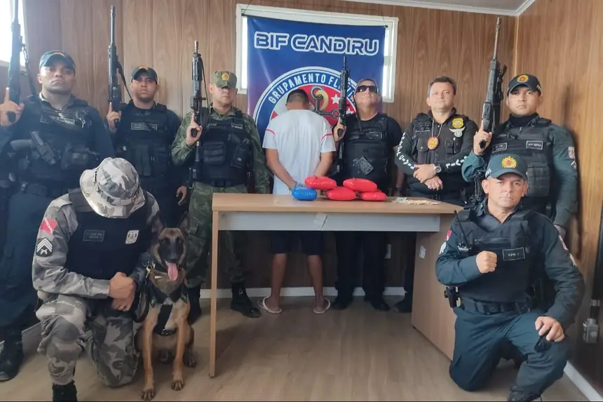 Durante a abordagem ao ferryboat San Marino II, que saiu de Manaus com destino a Belém, os agentes identificaram um passageiro com comportamento suspeito