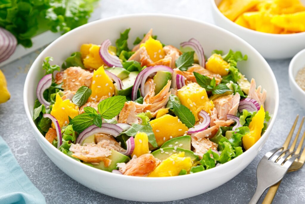 Salada de salmão com manga e abacate (Imagem: Sea Wave | Shutterstock)