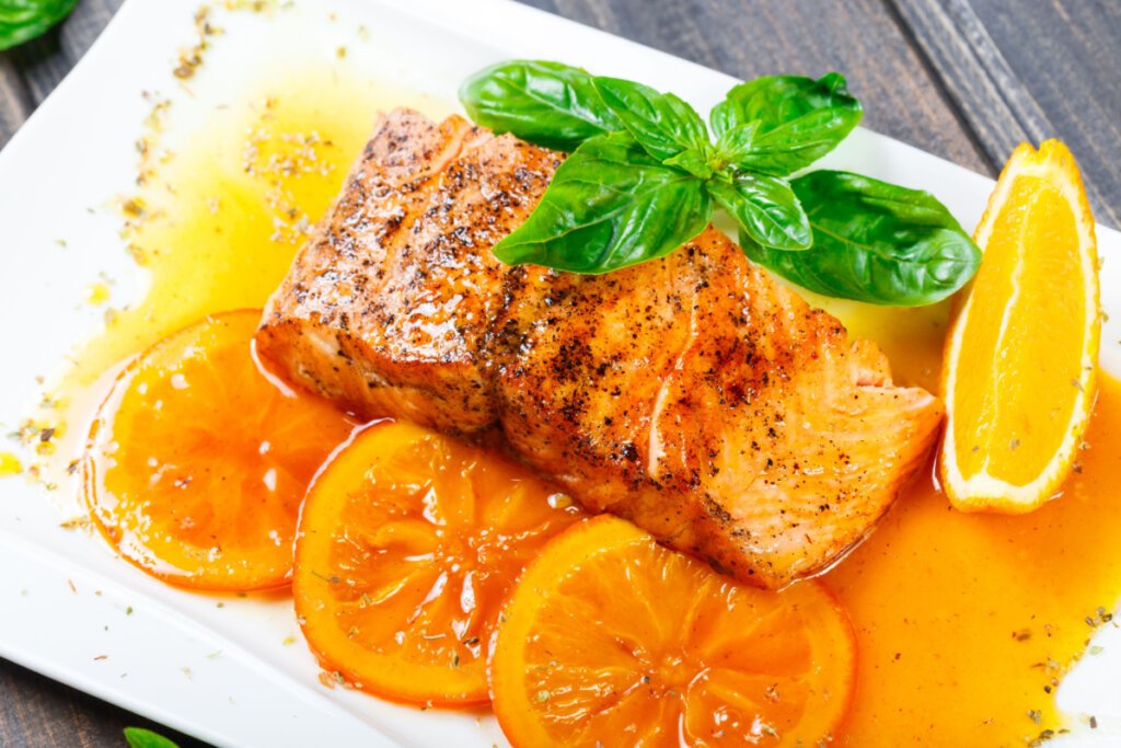 Salmão com molho de laranja e mel (Imagem: Jukov studio | Shutterstock)