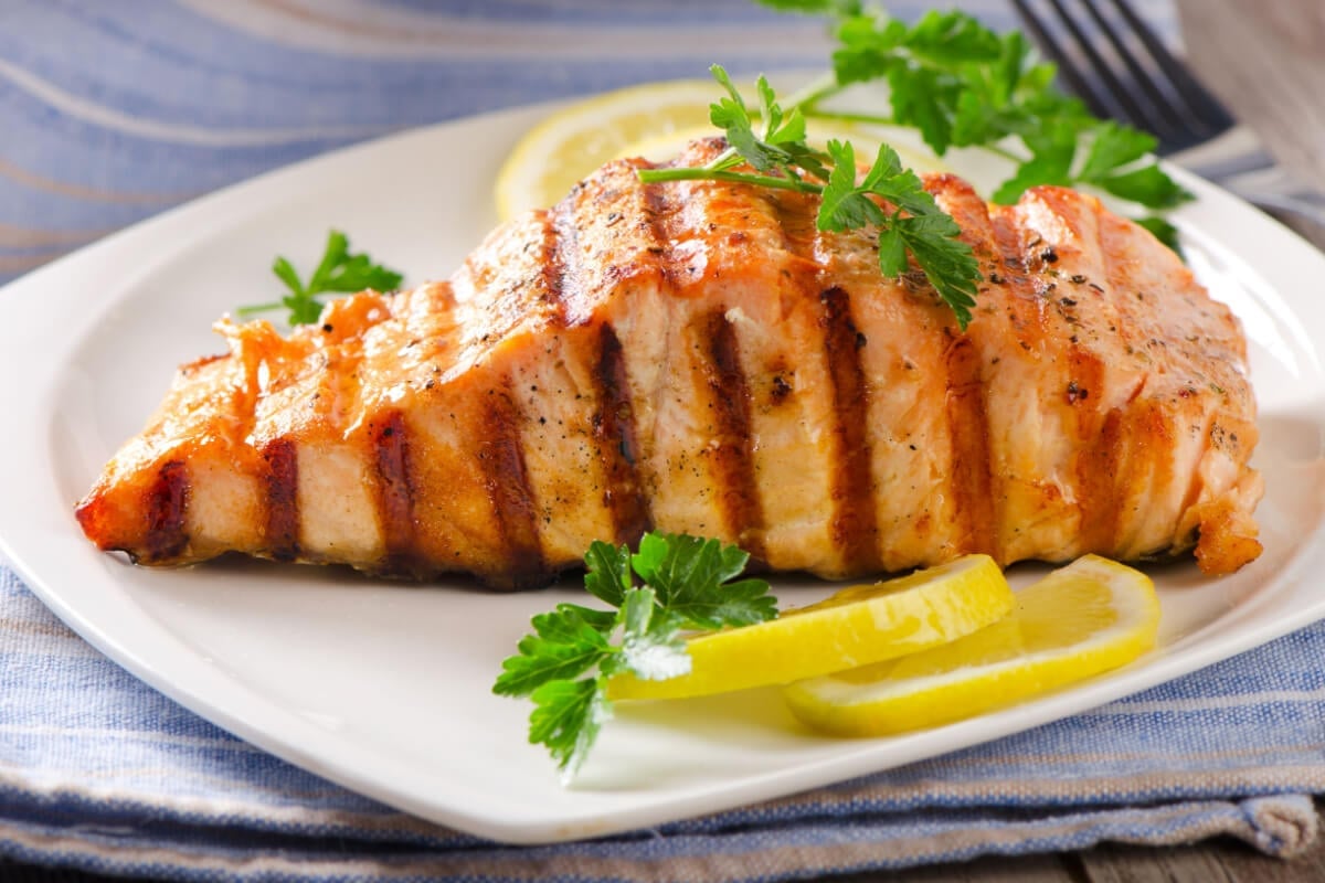 Salmão grelhado com limão e ervas (Imagem: Tatjana Baibakova | Shutterstock)