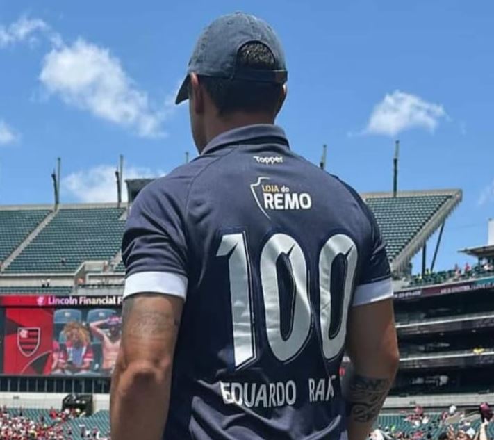 Imagem - Ídolo do Remo, Eduardo Ramos assiste jogo do Flamengo contra o Chelsea com a camisa do Leão