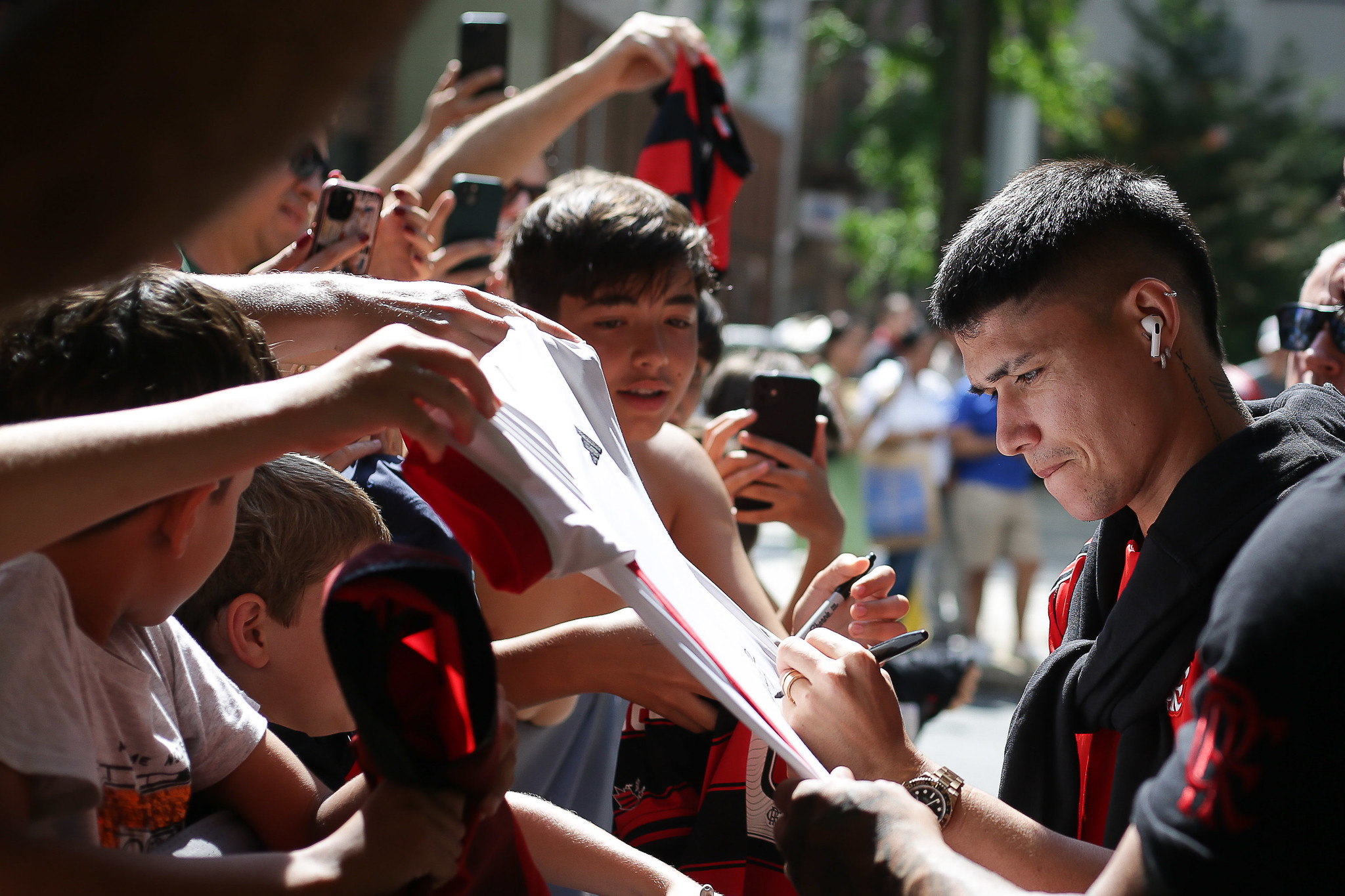 Jogadores do Flamengo dão autógrafos na chegada ao Estádio