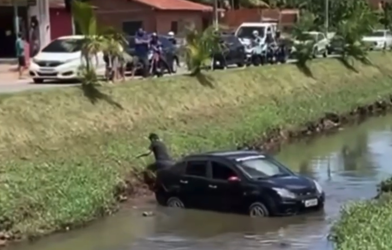 Imagem - Veículo vai parar dentro de canal em Ananindeua e chama atenção de moradores; assista