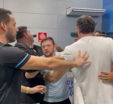Imagem - Confusão generalizada entre jogadores e dirigentes marca o pós-Re-Pa da Série B; assista
