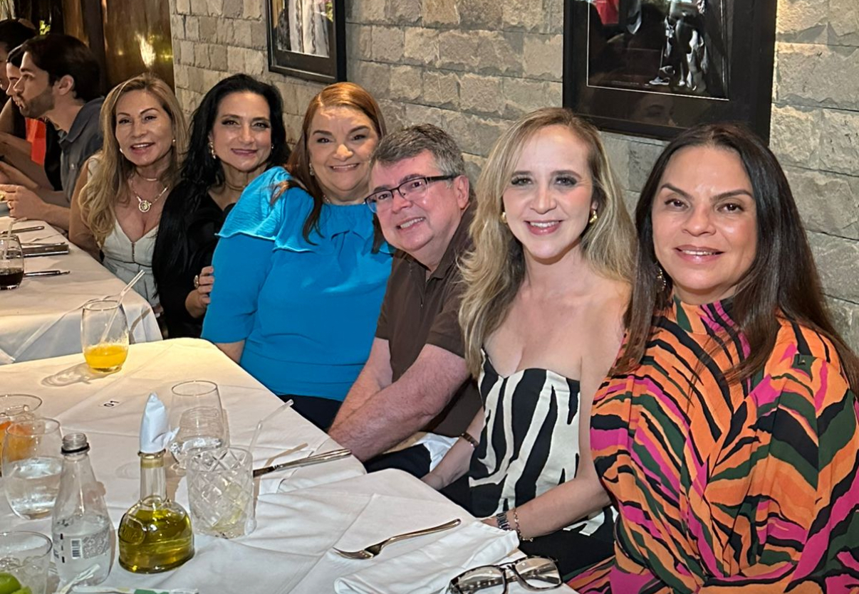 A aniversariante com Gilvana Gonçalves, Cláudio e Milene Guilhon e Simone França. 