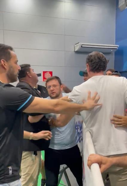 Imagem - Confusão generalizada entre jogadores e dirigentes marca o pós-Re-Pa da Série B; assista