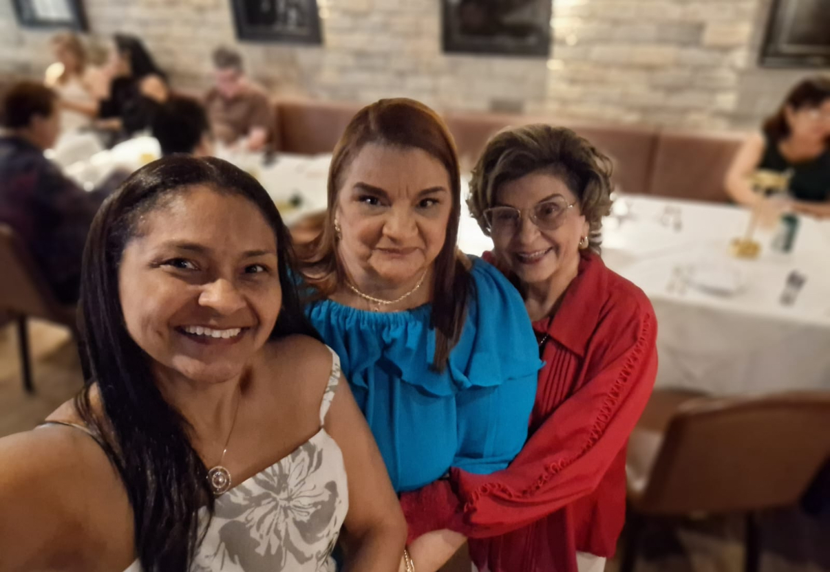 Carmen e Ivanyse Lins foram abraçar a aniversariante 