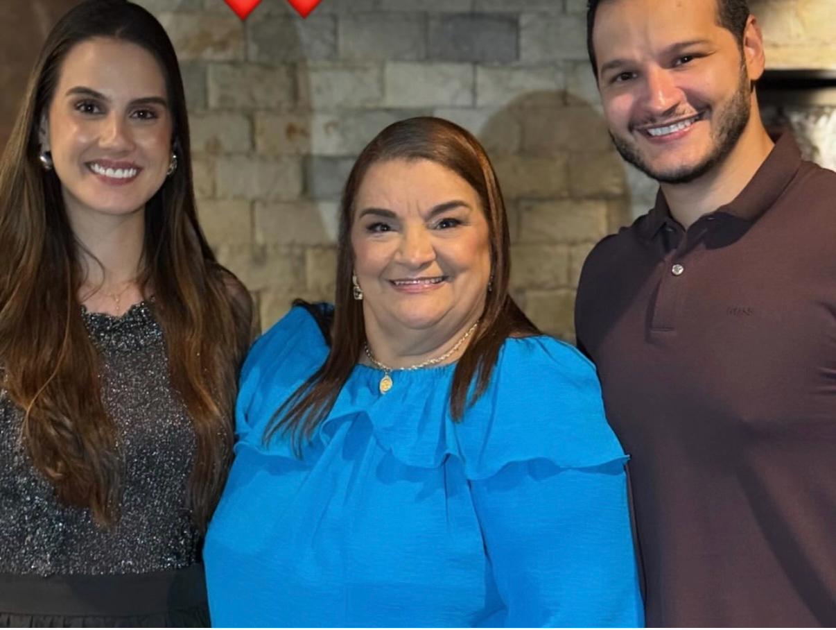 Julita Tofolo, a aniversariante da semana, com o filho, Matheus Tofolo, e a nora, Vitória Tofolo