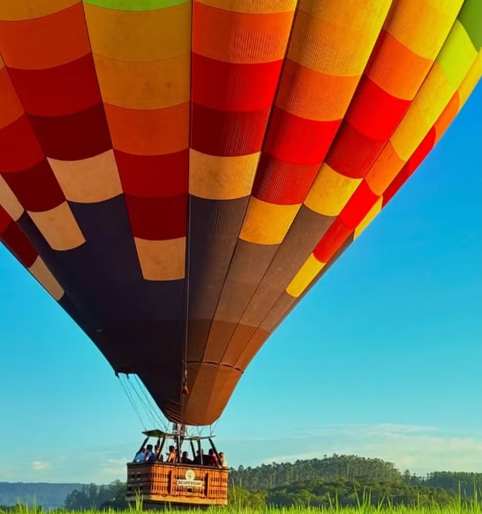 O balão acidentado era o maior em operação na cidade, com um cesto de seis metros de largura e capacidade para até 24 passageiros.  