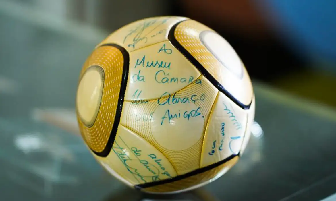 Imagem - Moraes vota para condenar homem que teria furtado bola assinada por Neymar em 8/1