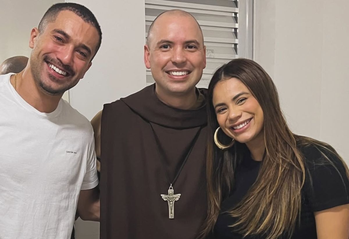 A cantora Lexa participou, ao lado do esposo Ricardo Vianna, do Santo Rosário da Madrugada com Frei Gilson, em São Paulo.