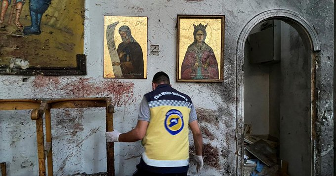 O agressor, identificado pelo Ministério do Interior como integrante do Estado Islâmico, entrou no templo durante a celebração religiosa