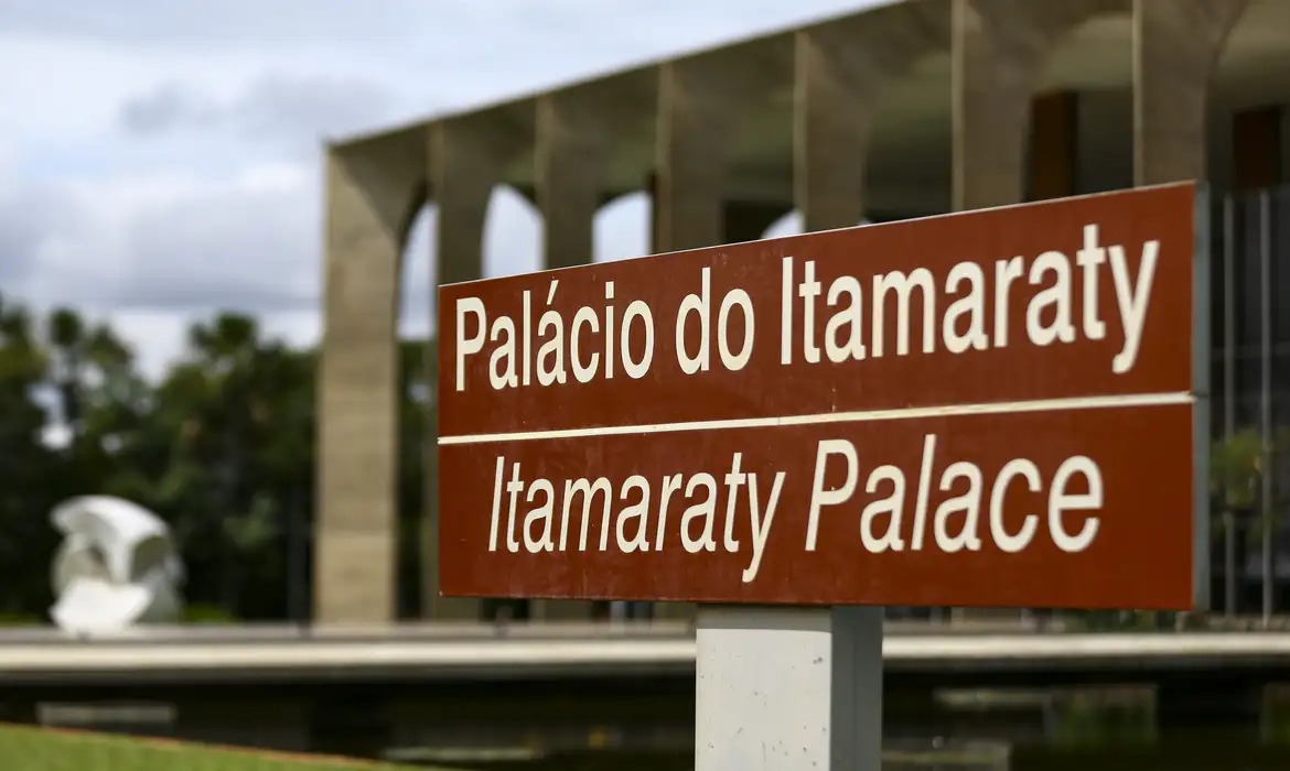 O governo brasileiro vê com grave preocupação a escalada militar no Oriente Médio.