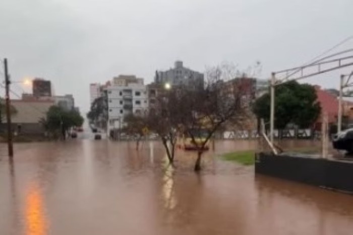 O grande volume de chuvas que causou estragos em diversas localidades do Rio Grande do Sul.