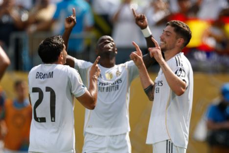 Valverde (à direita), Brahim Díaz (à esquerda) e Vini Jr. (ao centro) comemoram a vitória do Real