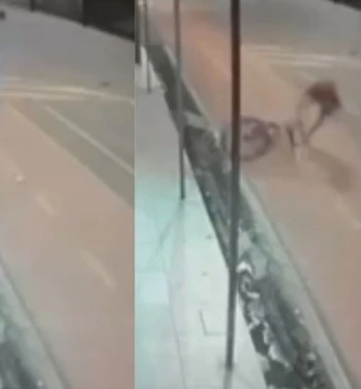 Imagem - Vídeo: homem cai da bike após ter bolsa roubada por suspeito em motocicleta