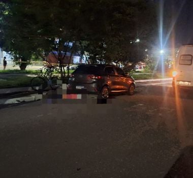 Imagem - Van arrasta motocicleta com três pessoas; uma morreu