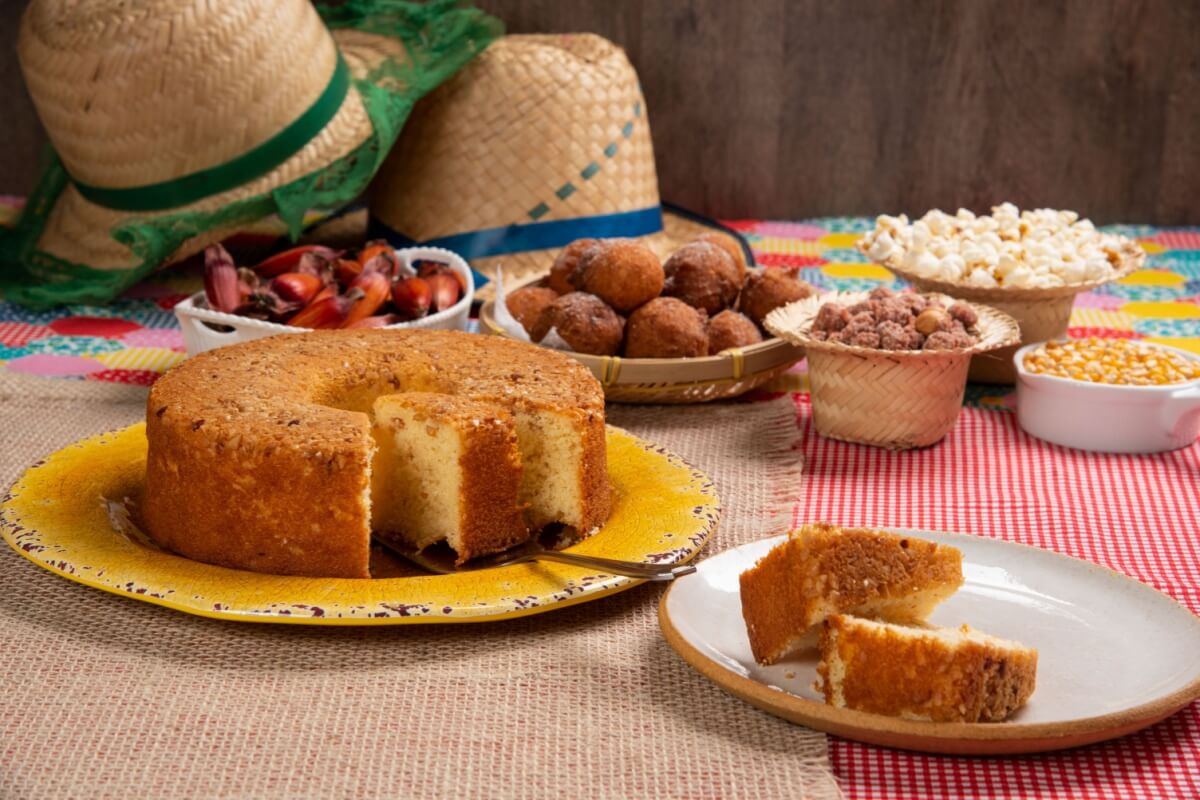 A alimentação pode ser saborosa e equilibrada na festa junina (Imagem: Eduardo von Linsingen | Shutterstock) 
