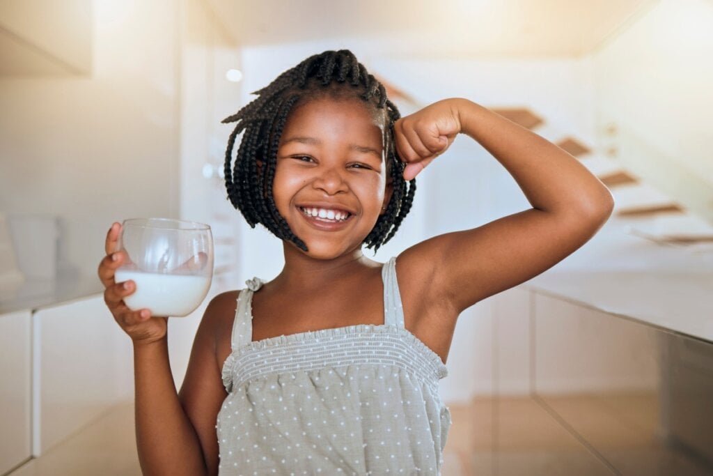 As proteínas e vitaminas do leite ajudam a fortalecer a imunidade das crianças (Imagem: PeopleImages.com &#8211; Yuri A | Shutterstock)