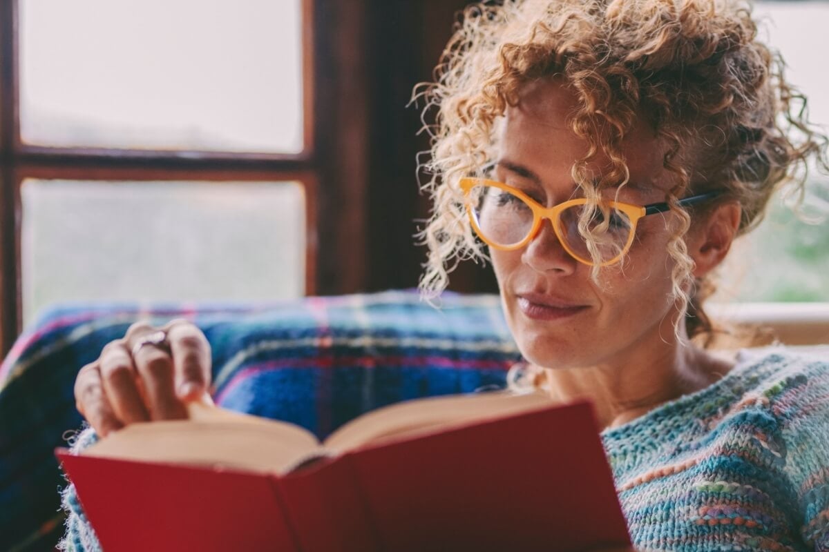 Os livros podem trazer reflexões profundas e mudar a forma como vemos a vida (Imagem: simona pilolla 2 | Shutterstock)