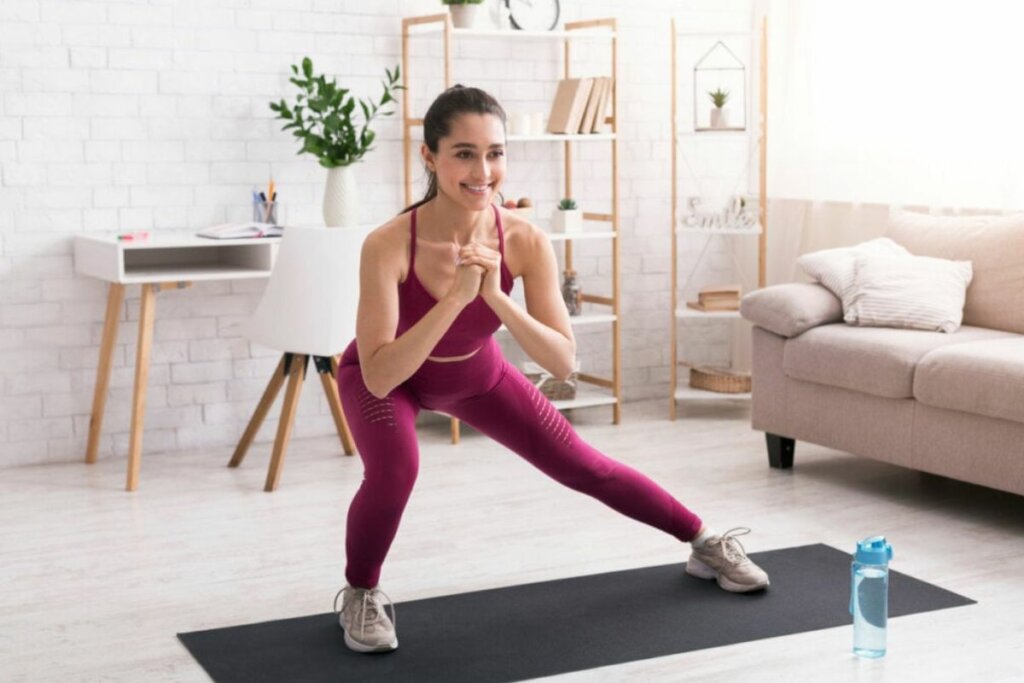 Pilates, musculação e ginástica localizada ajudam a definir o abdômen (Imagem: Prostock-studio | Shutterstock)